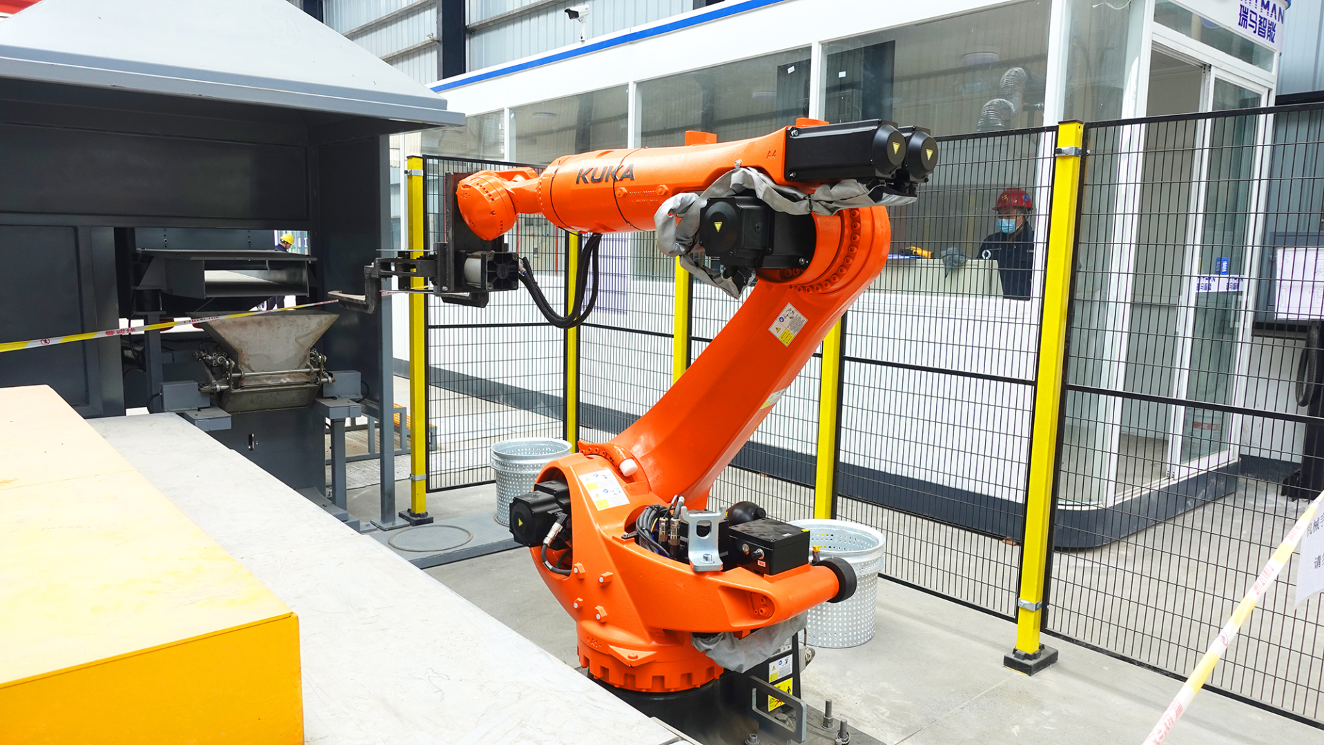 Intelligent automatic material grabbing robot 1